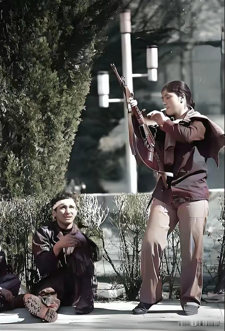 1979年的伊朗女子，英姿飒爽，很是威武，嘴里叼着烟，手里拿着枪，头也没有包裹起