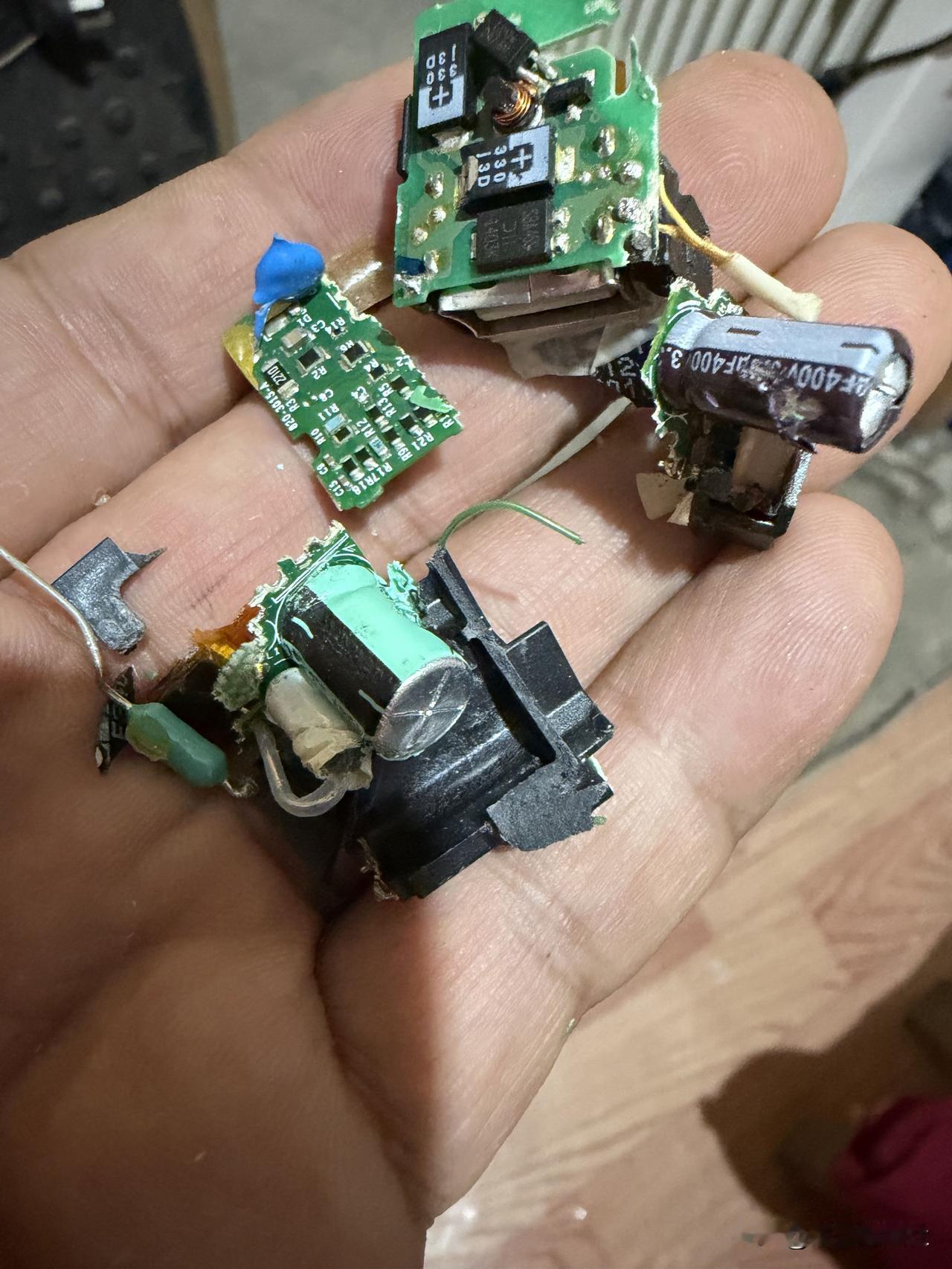 今天拆了个经典的苹果5V1A充电头，外壳看着普普通通，可真拆开那一刻，还是被惊到