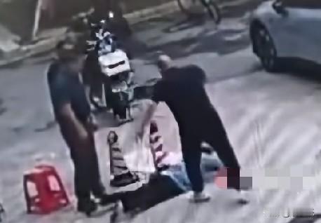 近日，湖南长沙一店主黄先生发现一辆奔驰车停靠在商铺门口，黄先生上前劝阻要求对方挪