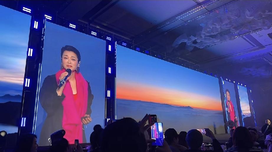 毛阿敏上海又参加年会唱歌，打扮时尚，但感觉快唱不动了!近日，毛阿敏出现在上海