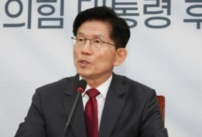 5月15日韩国国民力量党总统候选人金文洙召开紧急记者会，正式就尹前总统紧急戒严给