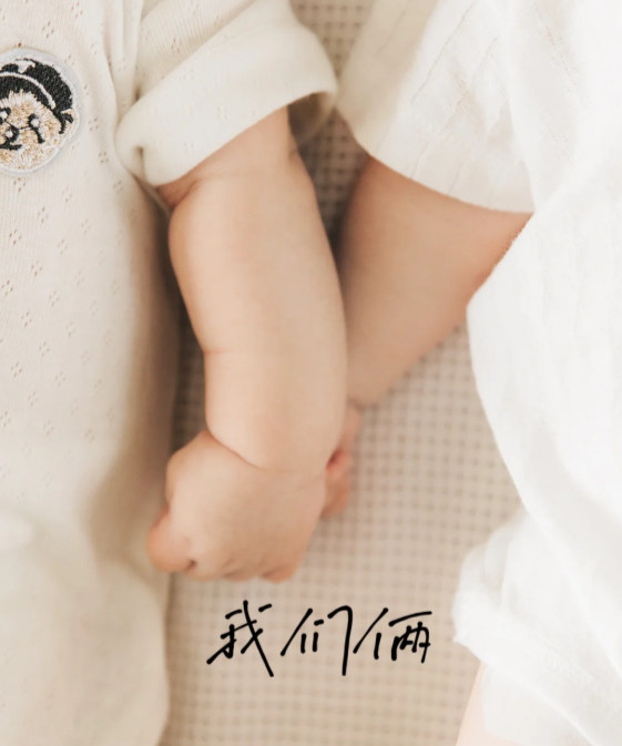 “朋ᩚ友ᩚ圈ᩚ🥁⁾⁾双胞胎龙凤胎出生报喜文案（附九宫格）~~”01.🍼202
