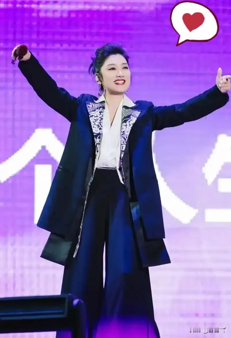 歌手玲花icon说：“我老公当时准备追我的时候，他是先问的曾毅icon，曾毅直接