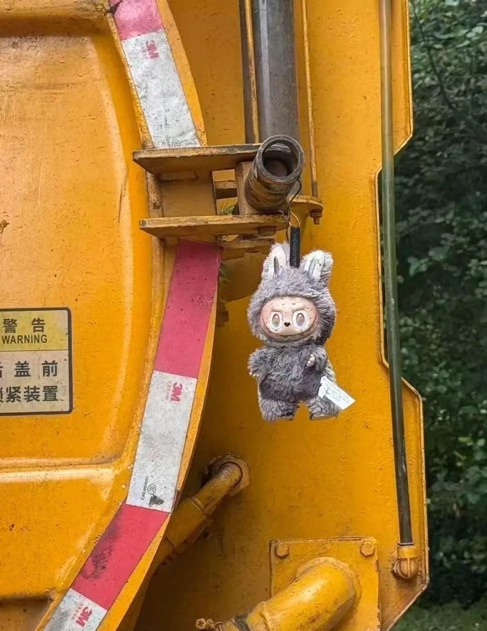 最近湖南长沙有个新鲜事儿。一姑娘下楼倒垃圾时，看见吸粪车屁股后头挂着个隐藏款La