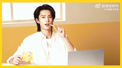 王鹤棣吃薯片都这么帅王鹤棣吃零食时的状态挺圈人的，没有紧绷感，就是很放松的样子，