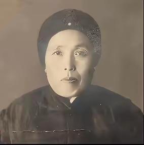 1891年，16岁的张作霖混得底儿掉，饿晕在孙寡妇的大车店。孙大姐看他机灵，不仅