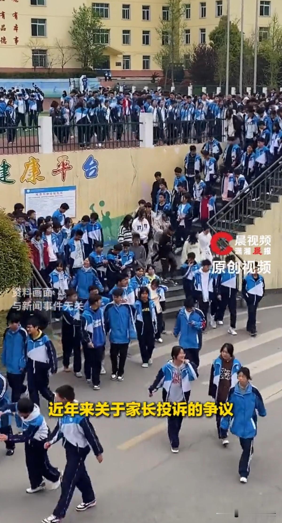 太奇葩了！江苏，学生家长因自家孩子坐在第三排视力下降了0.2，认为31岁女班主任
