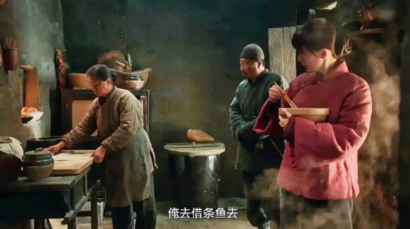 热播剧《生万物》里，封家招待客人去“借鱼”，借来的白鳞鱼糊上一层面，用油炸了。客