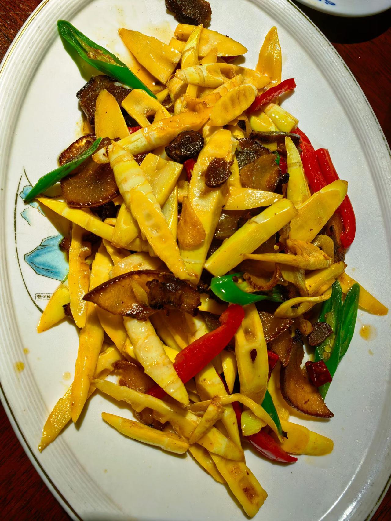 这个竹孙炒肉片，色香味俱佳，太好吃了！