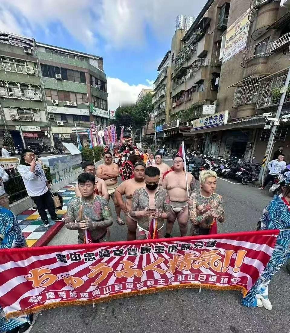 台中市黑帮社团活动的照片疯传，才让人看清台湾黑恶势力的猖狂早已不是秘密！数万个