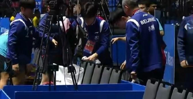 王楚钦赛后蹲地捡水瓶的暖心细节曝光，网友：这才是真偶像！昨晚全运会乒乓球男团小