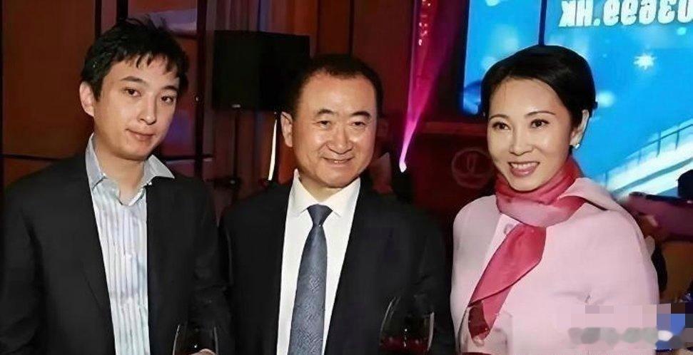 王健林这辈子估计最悔的三次投资，给王思聪、张艺谋、董明珠各砸了5亿。给王思聪5亿