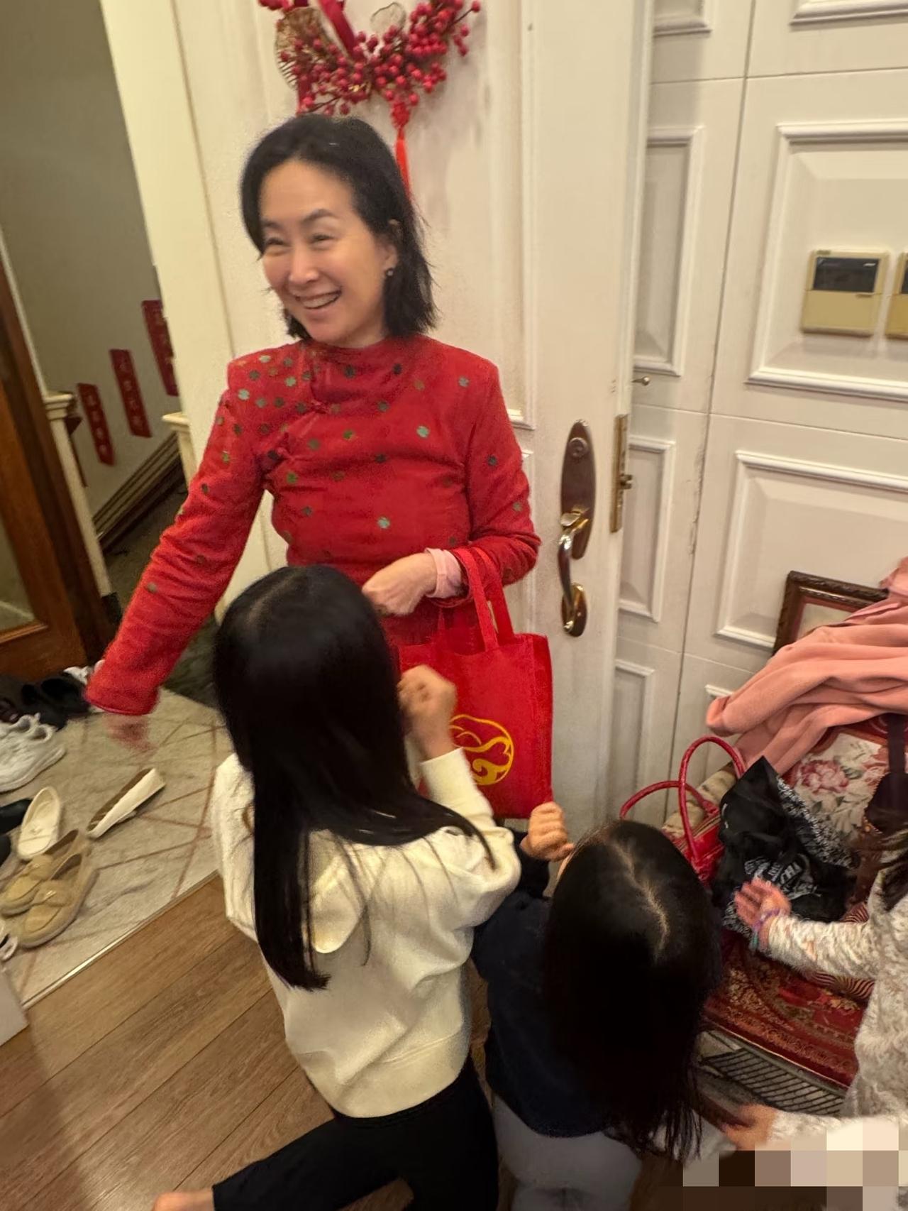 何超琼与干女儿一家过年，怼脸拍有白头发，老了不少!近日，何超琼现身干女儿曾昭