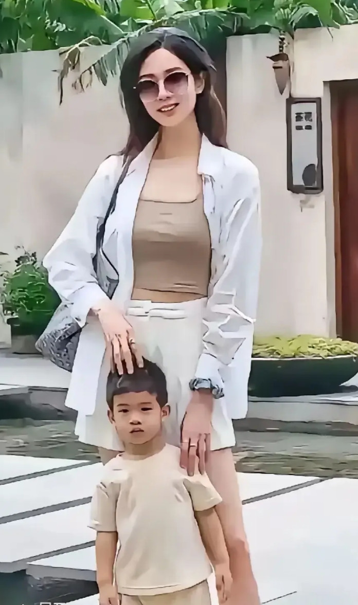 有关少林寺第30任方丈释永信的信息，果然五毒俱全，历史第一人!1，身上云锦袈