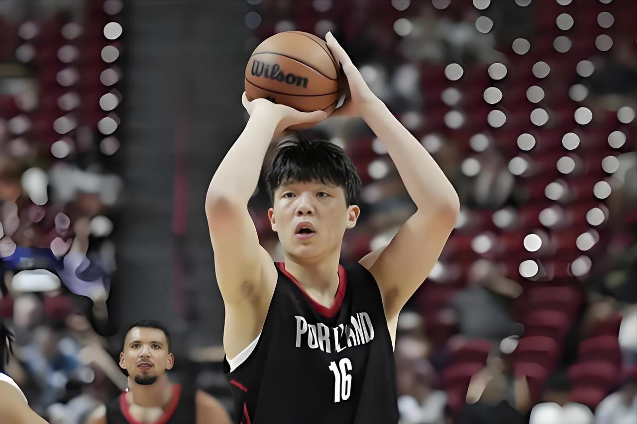 杨瀚森这场充满看点,赛前看到罗威在热身,斯普利特怎么用是个问题。中国约基奇与