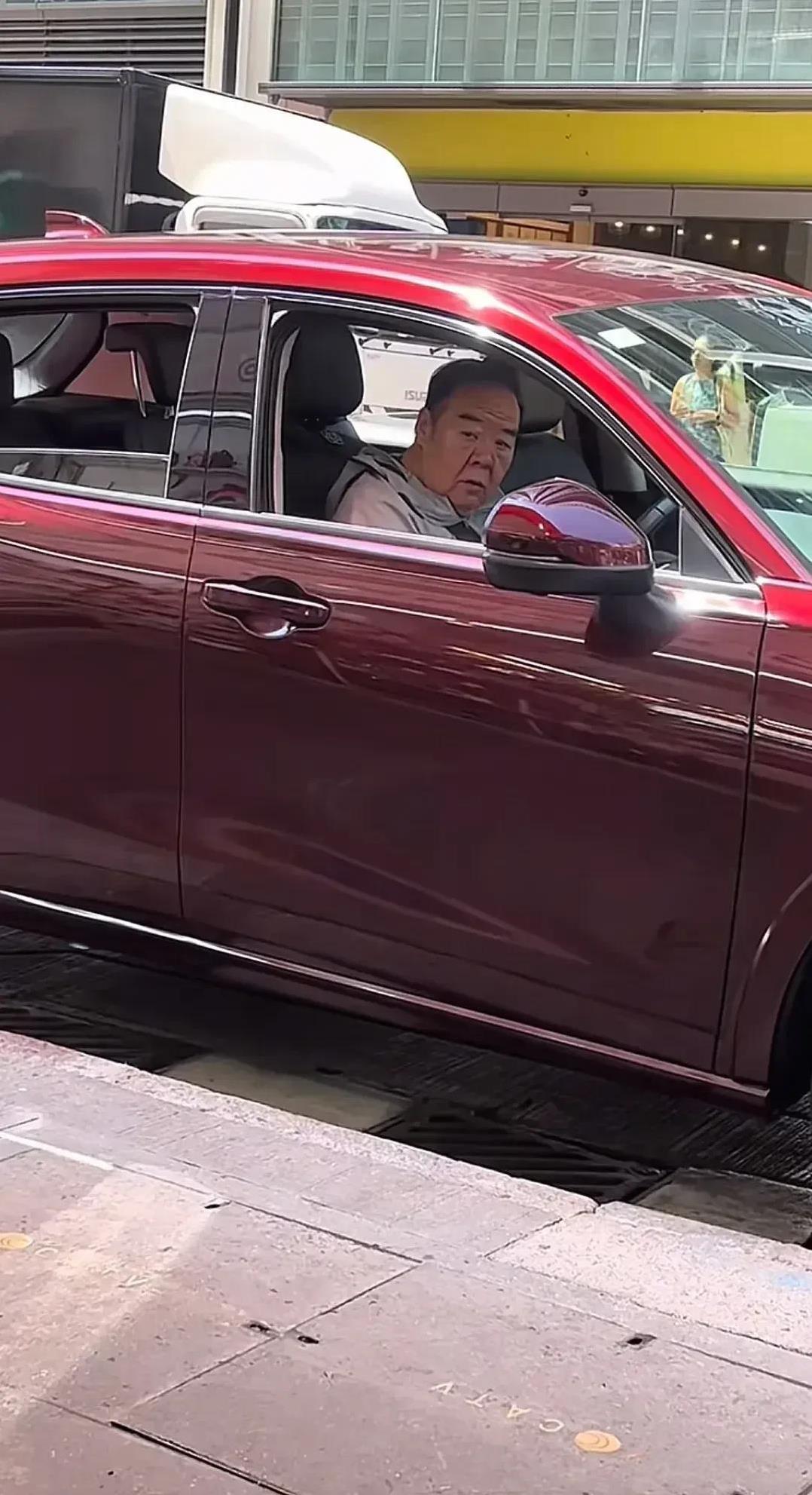 郑则仕经济状况还没恢复元气？他在香港开了一辆非常普通的本田zrv，怎么说也是影帝