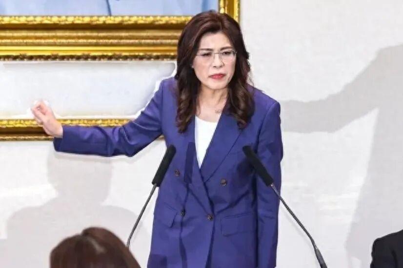 即将启程访美的郑丽文，近日抛出一番震惊舆论的奇谈怪论。她将美国奉为“恩人”，妄