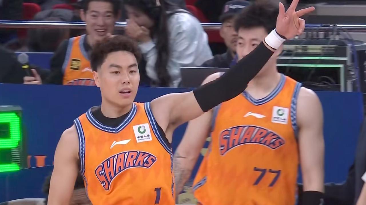 CBA争冠大热门又赢了，狂揽22连胜！辽宁80-114上海男篮，惨遭碾压溃败！