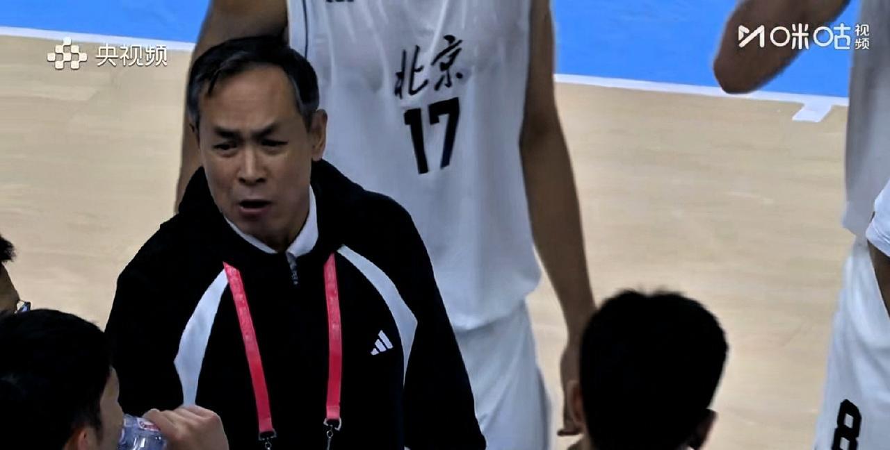 辽宁籍主帅许利民被家乡球队，打急眼了，暂停时黑着脸怒斥全队防守，恕我直言，辽宁男