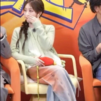 周冬雨祝绪丹你俩说啥呢周五晚高疯周冬雨祝绪丹这俩小姐妹太真实了，说悄悄话说到旁