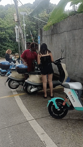 这些女的到底是咋想的？这些外国人长这么黑，也谈不上有多帅气？到底瞧上他们什么