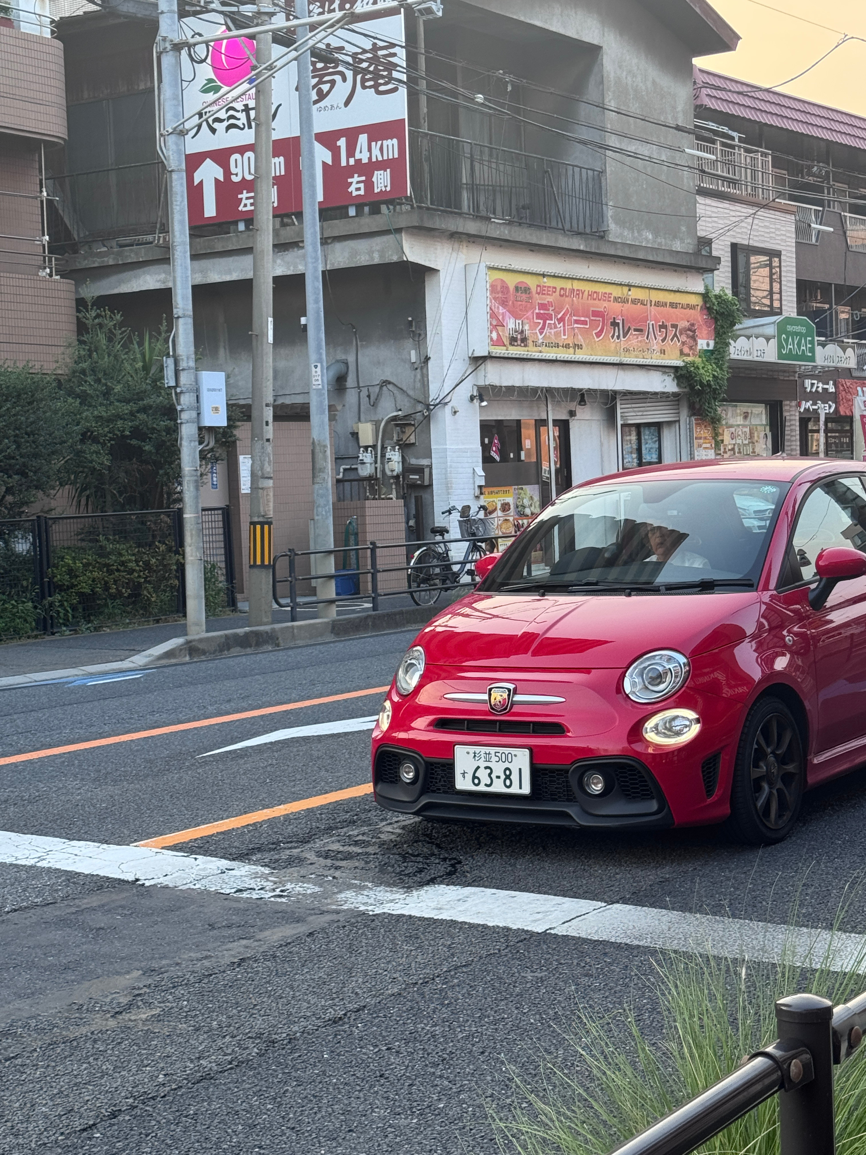 妈鸭路遇一辆500abarth驾驶员是个白头发老太太[笑着哭]全民拍车