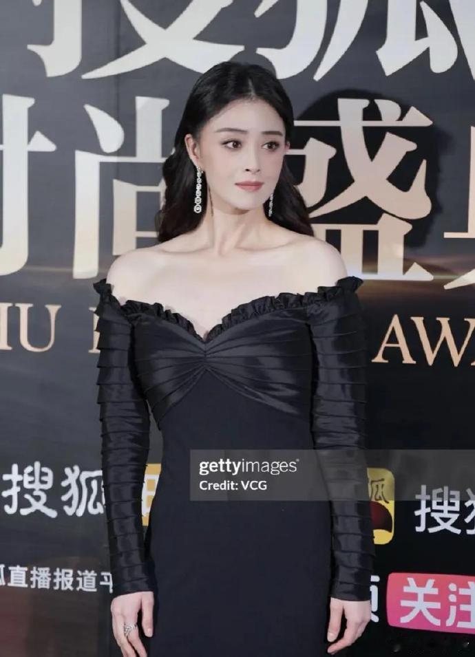 蒋欣的颜值真是被低估了，年轻时单看脸可以艳压刘亦菲的。她亏就亏在身材太壮，不好和