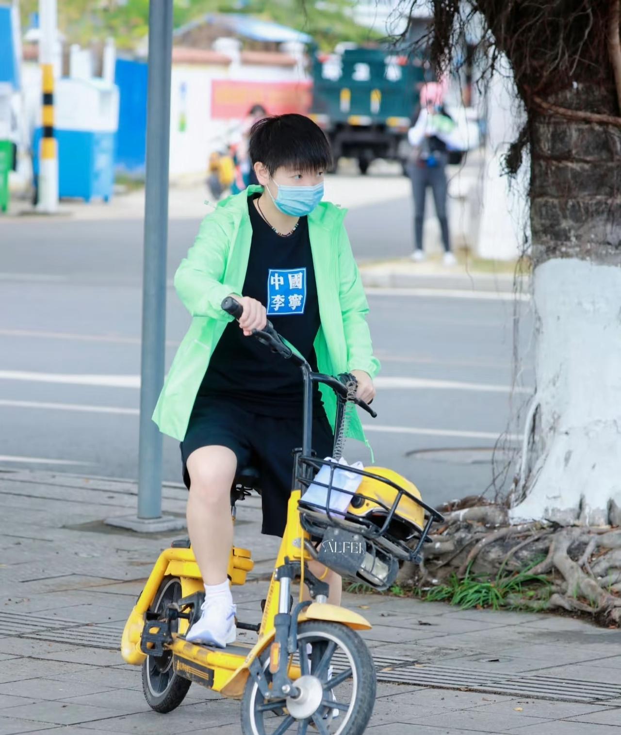 莎莎电动车驯服记！莎莎早年骑电车，开始歪歪扭扭，最后一个油门走了，太可爱了！