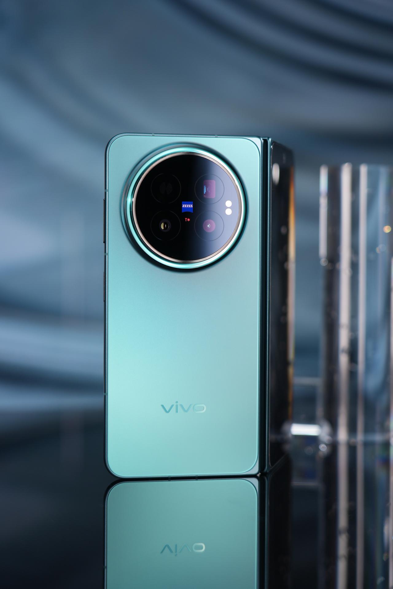 vivoXFold6新款折叠屏终于来了，整体依旧走轻薄路线，折痕做得很浅，
