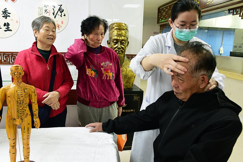 昨天跟几个退休老同事聚会，全程都在聊养生。互相交流怎么吃更健康，平时怎么锻炼身