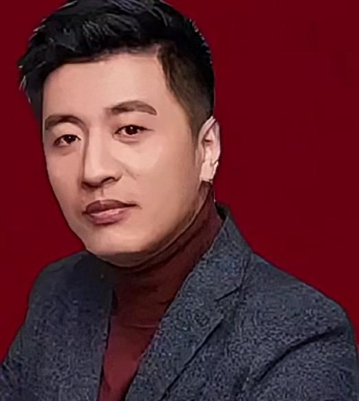 与前妻离婚仅3个月，张雪峰便拿着离婚证，满心欢喜地追求张张，这段感情成了大家心中