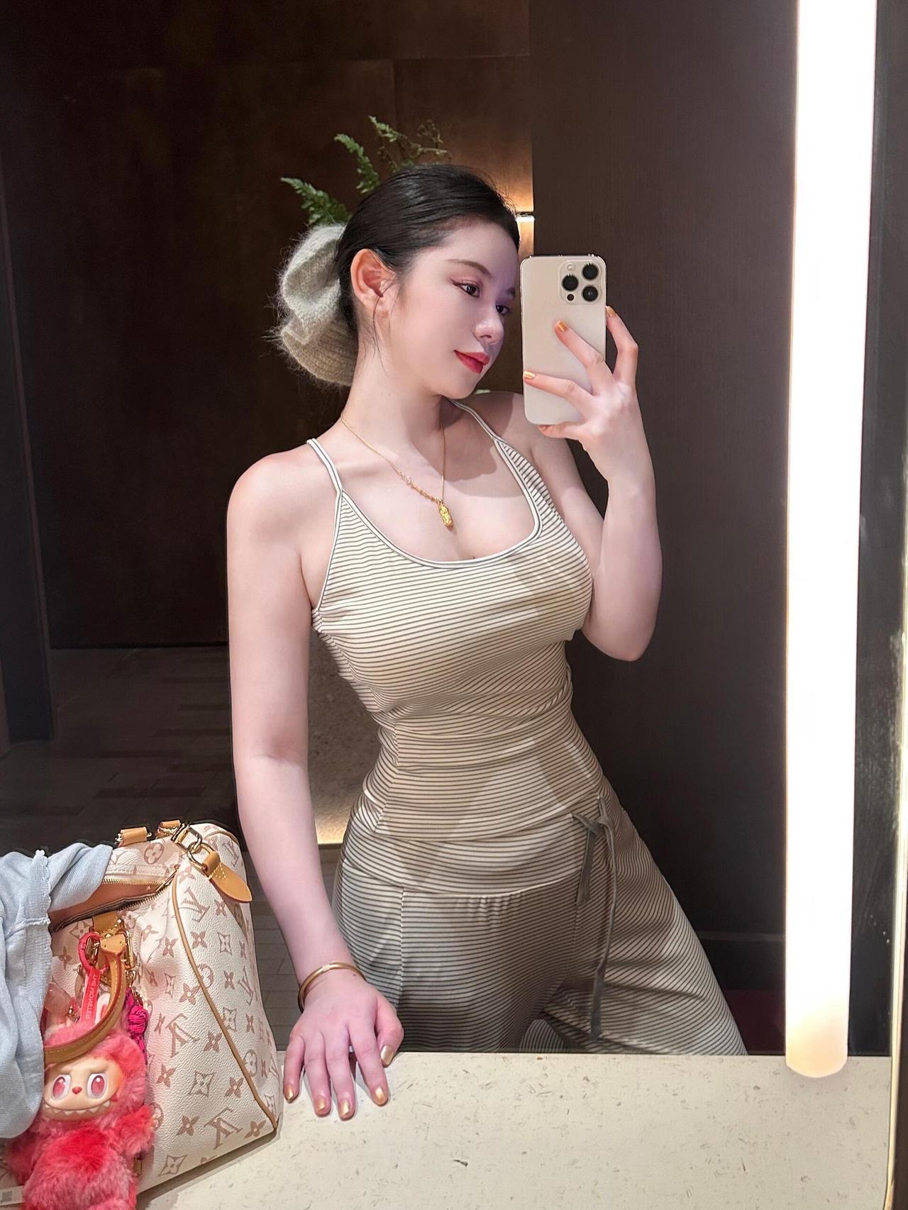 📸今日份松弛感穿搭，把温柔和随性焊在身上浅棕细条纹吊带套装自带慵懒滤镜，低