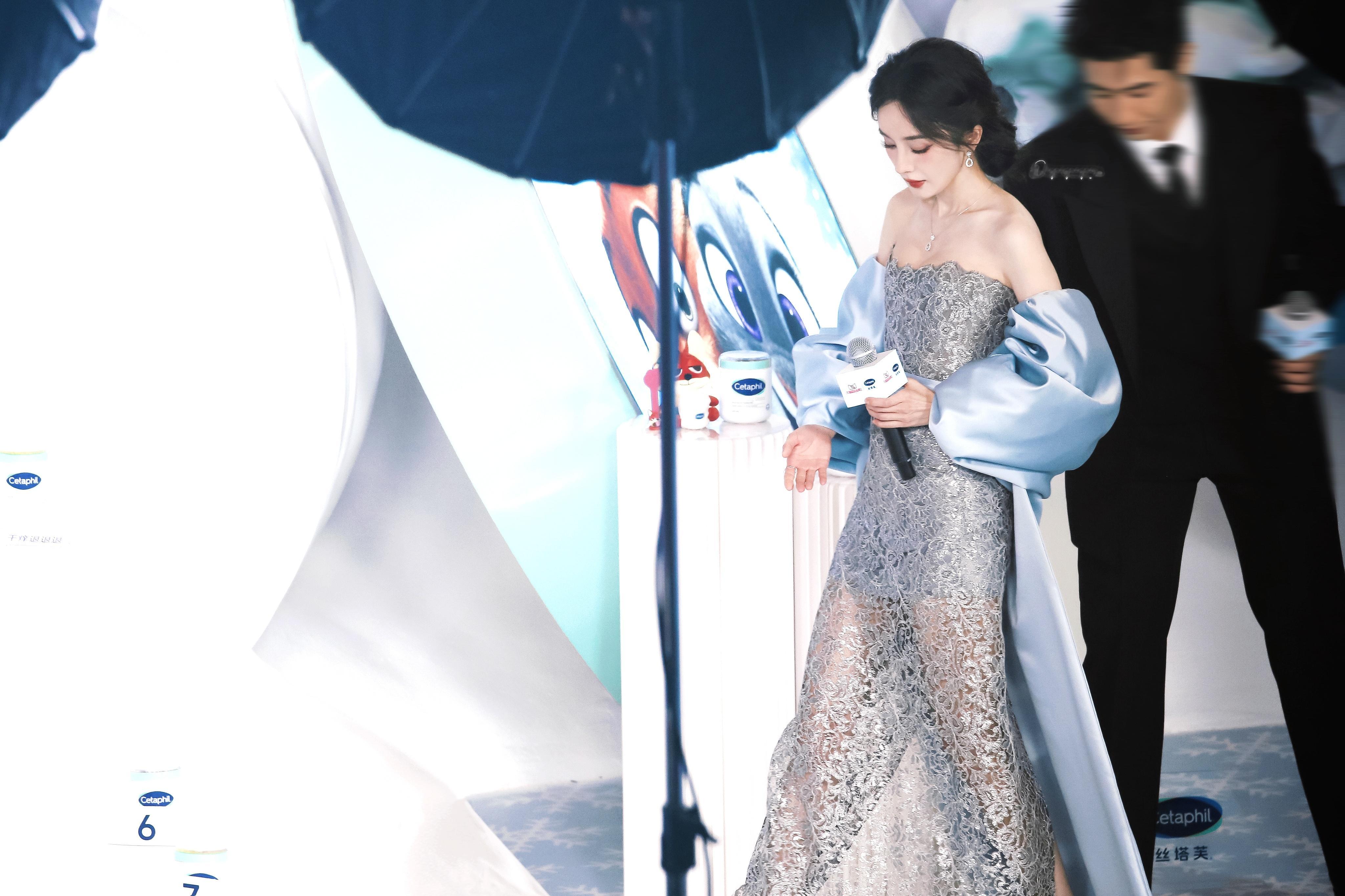 251204上海丝塔芙“我期待的不是雪而是有你的冬天”杨幂蓝色镂空裙