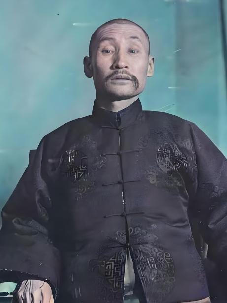 在中国抗日史上，马占山绝对是个绕不开的争议人物。有人骂他是“反复无常的汉奸”，