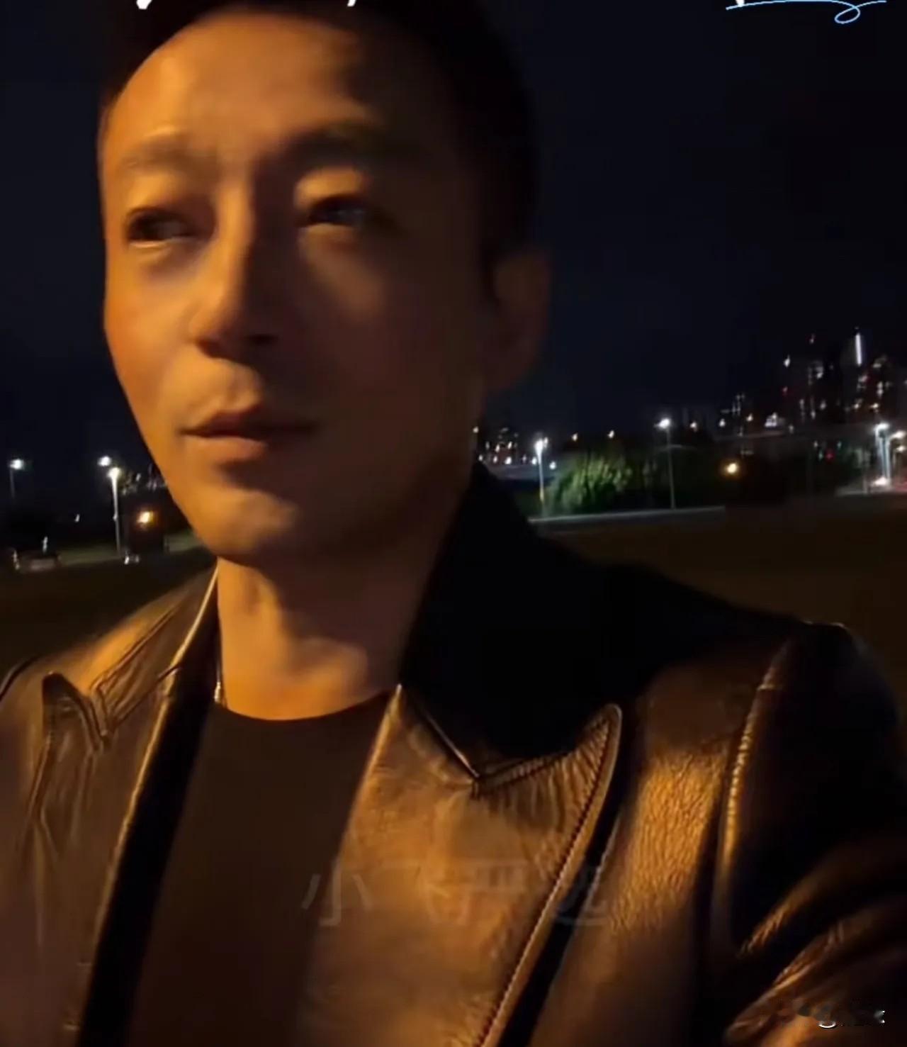 小霖霖太可爱了！大年初一晚上，汪小菲一家人开开心心到河边放烟花。小玥儿拿着最爱