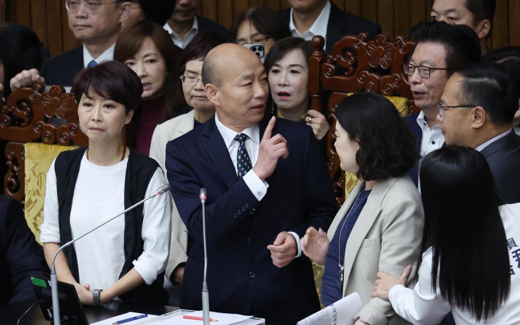 民进党提“游智彬案”占主席台韩国瑜被包围台“立法院”会今处理国民党团提出两大