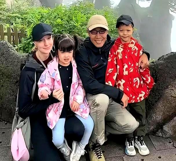 你见过基因分配这么公平的吗？撒贝宁家这对龙凤胎，简直是把“复制粘贴”玩出了新高