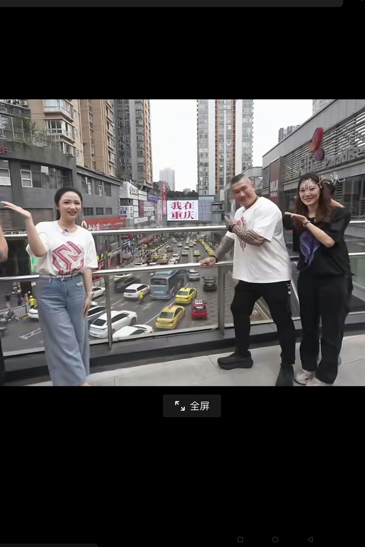 亲爱的网友们：台湾“网红”馆长与重庆两位美女合影的地方，可是重庆最有点的网红打卡