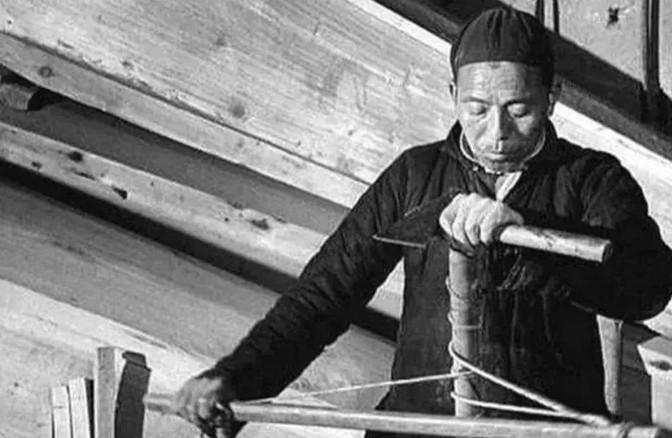 1938年，潘本土推开家门，看到15岁的女儿衣衫破烂，横躺在院中一动不动。他一个
