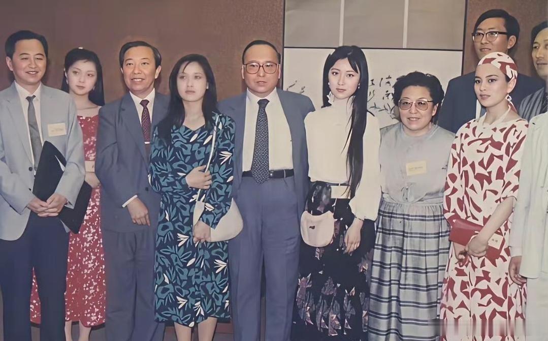看了‎‎陈﻿﻿晓旭1987年在‏香港宴会上的‏‎‏照片‎，才恍然大悟—﻿—‎‏‏
