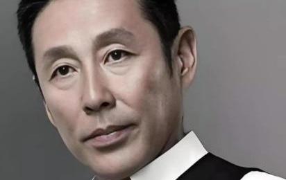 你见过那种为了省两块钱公交费，硬走五站地，最后把膝盖走废的长辈吗？陈道明有句话说