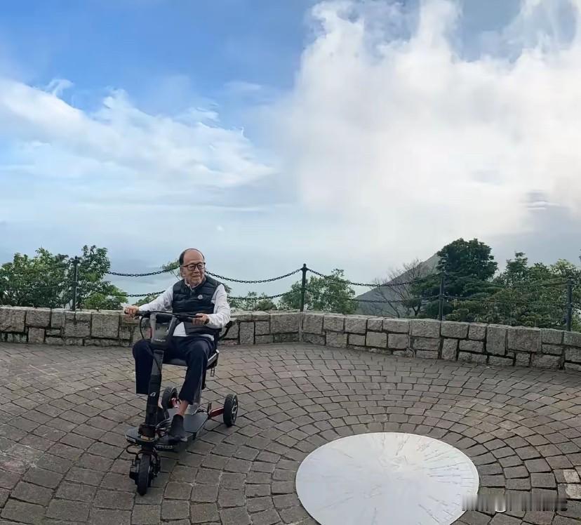 香港首富李嘉诚的电动车竟然是以色列进口的，看上去也不复杂，难道电动车制造大国的这