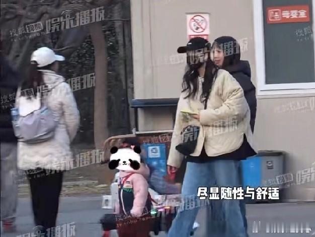 王鸥终于藏不住了！12月10日，有狗仔拍到王鸥带着一个两岁左右的小女孩，她给小女