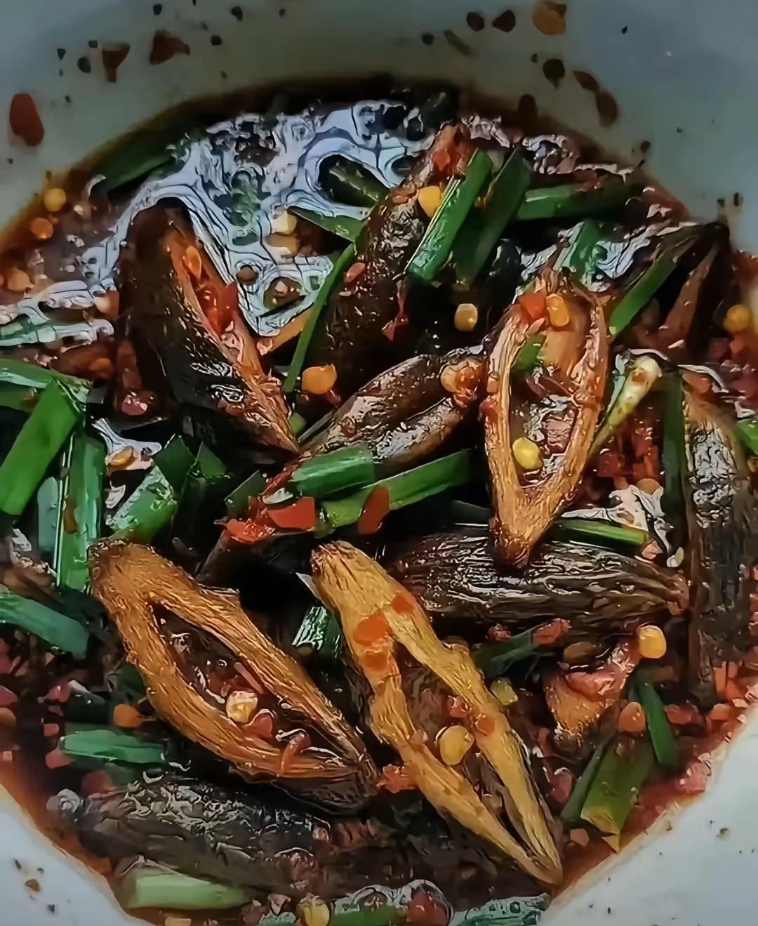 昨天去去一个湖南籍的朋友家里做客，吃了很多的有名的湘菜，传统的辣椒炒肉，家宴的剁