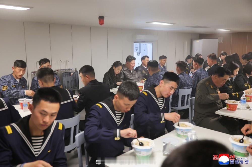 敬爱的金正恩同志访问“崔贤”号驱逐舰，观摩舰艇机动能力综合评估试验宝贝女儿一同视