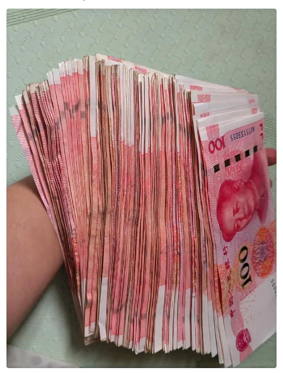 前天晚上我正准备睡觉，儿子突然好奇的问我：“妈，你每月都有退休金，存下多少养老