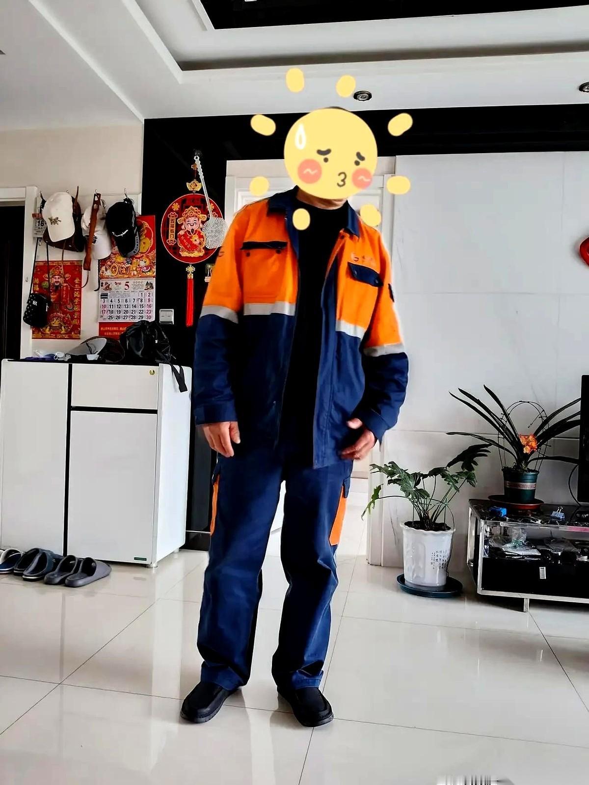 我老公昨天回来了，工服往沙发上一扔，说，“退了。”我没说话，先抓过他的手，从手