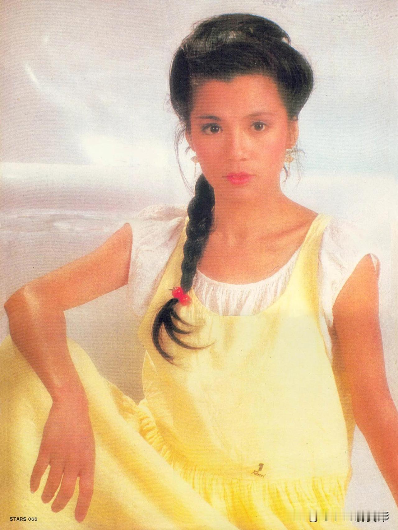 🧡永远的翁美玲一袭淡黄裙装，麻花辫轻垂，翁美玲的这组旧照，甜美的少女感扑