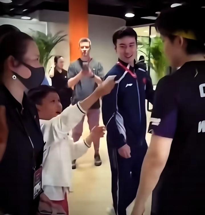 王皓的儿子小海螺化身小小记者，一本正经的采访王楚钦，那奶萌的模样直接萌化所有人。