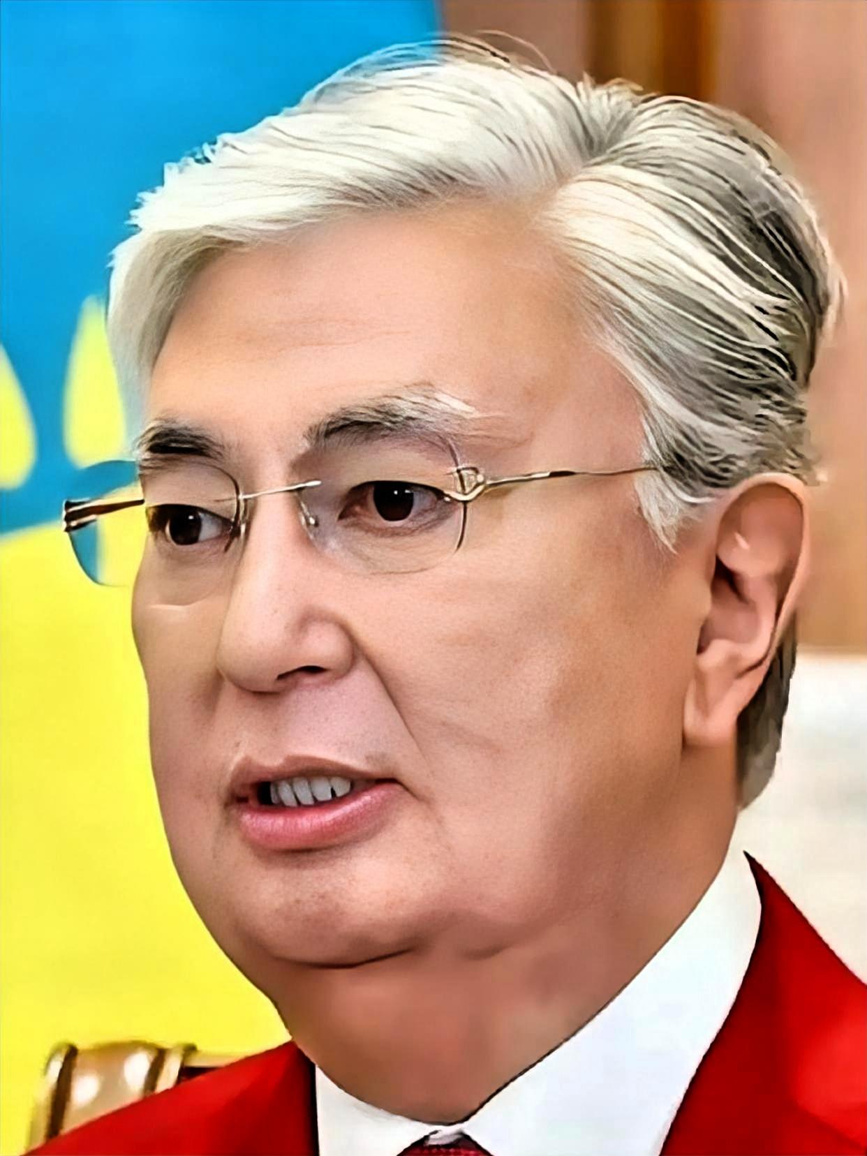 别被日本的弯腰骗了！算盘早扒拉明白了，日本这波操作太狠！托卡耶夫这一趟访日，